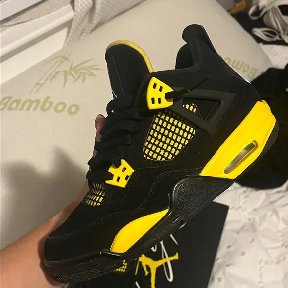 Jordan Thunder 4s Grade School - Picture 3 of 5